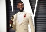 Tarell Alvin McCraney med sin Oscar. 
   