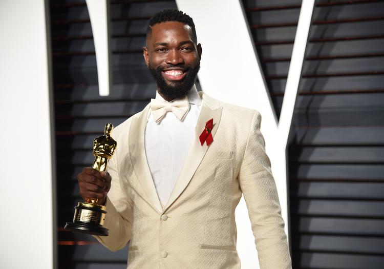 Tarell Alvin McCraney med sin Oscar. 
   