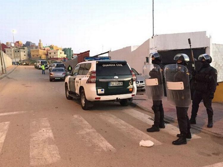 Politi i Ceuta under en af de mange antiterroraktioner, myndighederne har gennemført i enklaven på den nordafrikanske kyst. Ceuta og naboenklaven Melilla udgør et springbræt til europa for et vidtrækkende terrornetværk, konstaterer terrorforskeren Magnus Ranstorp.   