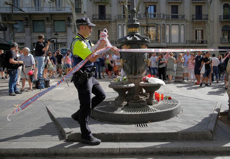 Barcelona er spækket med politifolk efter terrorangrebet torsdag, men flere steder på Ramblaen begynder politiet nu at fjerne afspærringstape. 