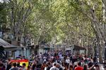 Folk spadserer på La Rambla i Barcelona her fredag, dagen efter det blodige terrorangeb.
   