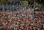 På Plaza del Calunya blev der holdt et minuts stilhed for ofrene for gårsdagens terrorangreb i Barcelona. Lokale og turister var mødt talstærkt op. State group. (AP Photo/Francisco Seco)
   
