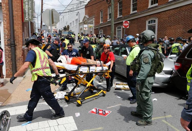 Redningsfolk transporterer lørdag påkørte demonstranter væk fra gaden i Charlottesville, Virginia. 