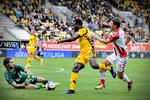Horsens-målmand Marcus Bobjerg når bolden inden Jakub Sylvestr fra AaB kan snuppe den fra Bubacarr Sanneh.
   