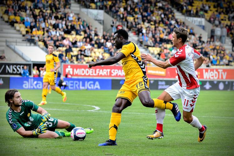 Horsens-målmand Marcus Bobjerg når bolden inden Jakub Sylvestr fra AaB kan snuppe den fra Bubacarr Sanneh.
   