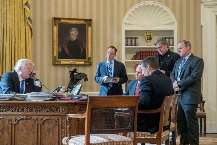 Donald Trumps øverste stabsmedlemmer blev fotograferet i det ovale kontor den 28. januar. Foto: Andrew Harnik 
