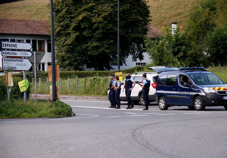 Politiet i Frankrig er også i gang med eftersøgningen af den mand, som angiveligt førte den varevogn, der dræbte 13 personer i Barcelona torsdag.  