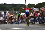 Den hollandske U23-mester Fabio Jakobsen vinder suverænt 2. etape i Tour de l'Avenir. 