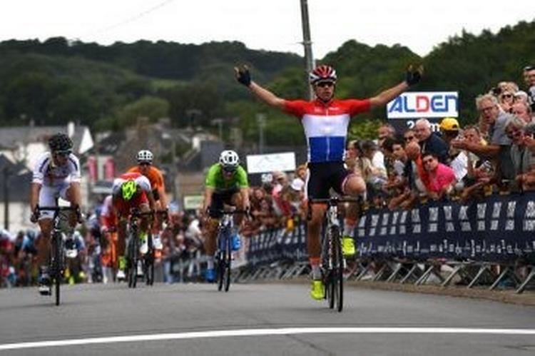 Den hollandske U23-mester Fabio Jakobsen vinder suverænt 2. etape i Tour de l'Avenir. 