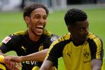 Pierre-Emerick Aubameyang (tv.) scorede målet til 3-0, der sendte Borussia Dortmund på førstepladsen i Bundesligaen. 