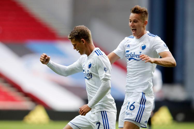 FCK spillede en fremragende første halvleg, hvor Kasper Kusk (tv.) scorede til stor jubel fra Ján Gregus (th.). 