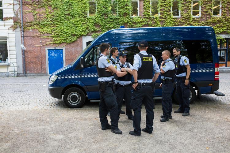
    Bussen, der fungerer som mobil politistation på Blågårds Plads.  