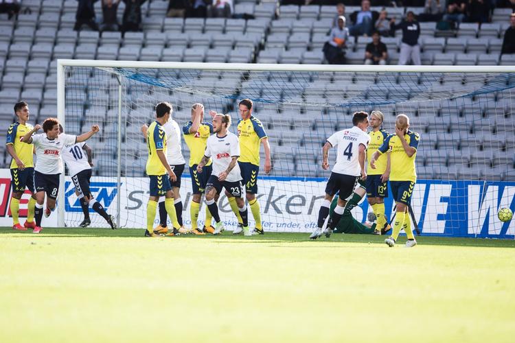AGF jubler og Brøndby græmmer sig efter Hjörtur Hermansson har headet bolden i eget mål. 