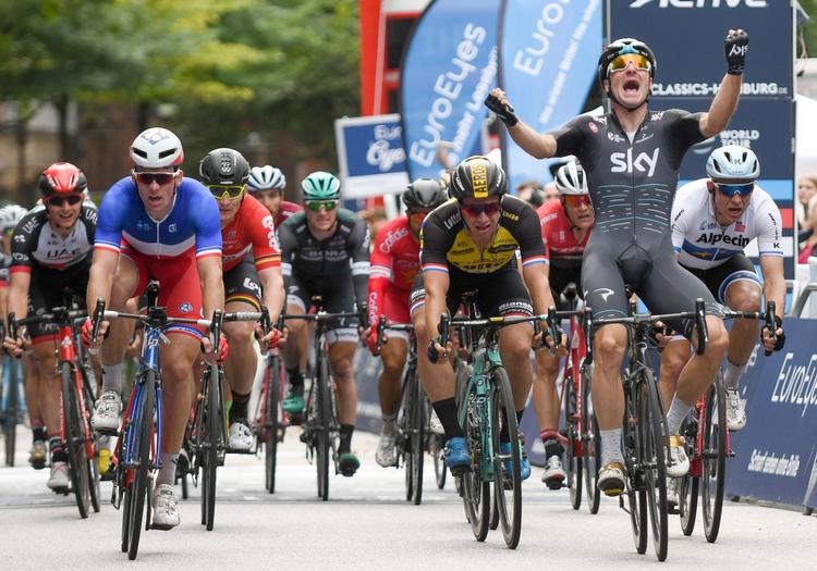 Elia Viviani sejrer med klar afstand til fra venstre Arnaud Démare, Dylan Groenewegen og Alexander Kristoff.
   