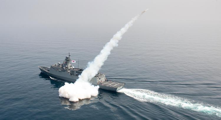 Sydkorea holder jævnligt militærøvelser for at imødegå truslen fra Nordkorea. Her affyrer et sydkoreansk krigsskib et missil under en øvelse i juli i år. 