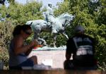 Det er blandt andet statuer af sydstatsgeneralen Robert E. Lee, der udløser protester i USA. Billedet er fra en park i Charlottesville i weekenden.  