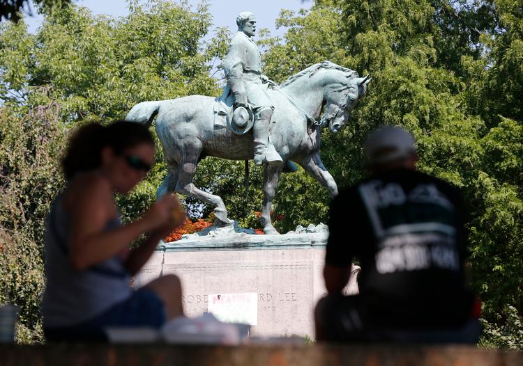 Det er blandt andet statuer af sydstatsgeneralen Robert E. Lee, der udløser protester i USA. Billedet er fra en park i Charlottesville i weekenden.  