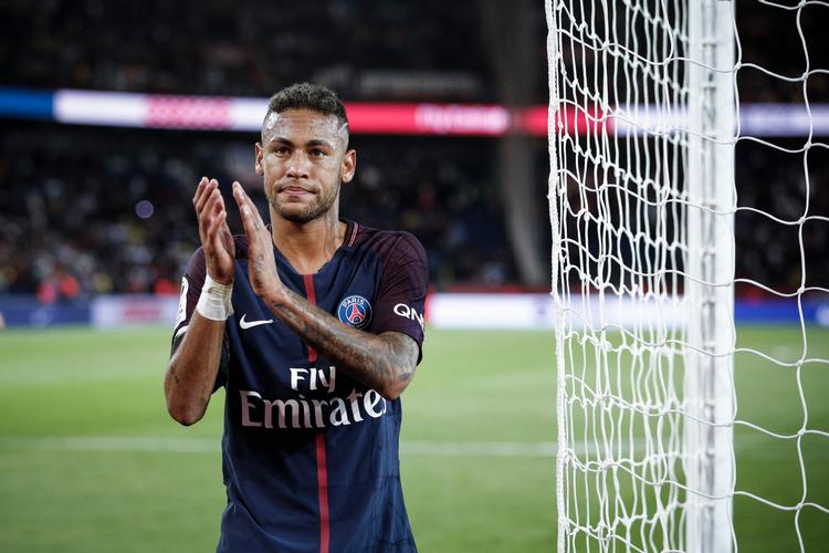 Neymar klapper efter kampen søndag mod Toulouse, der blev nedlagt 6-2, selv om PSG måtte spille med en mand færre de sidste 20 minutter. Her scorede hjemmeholdet alligevel fire gange! 