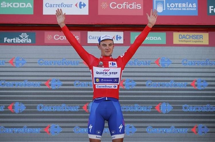 Yves Lampaert er lykkelig for sin røde førertrøje, som han sandsynligvis kun får lov at beholde en enkelt dag. Foto: Unipublic/Photogomez Sport. 