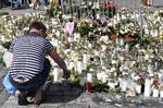 Der tændes lys på gerningsstedet for ofrene for fredagens terrorangreb i Finland. 
