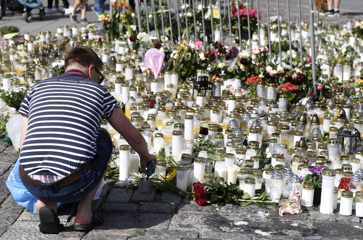 Der tændes lys på gerningsstedet for ofrene for fredagens terrorangreb i Finland. 