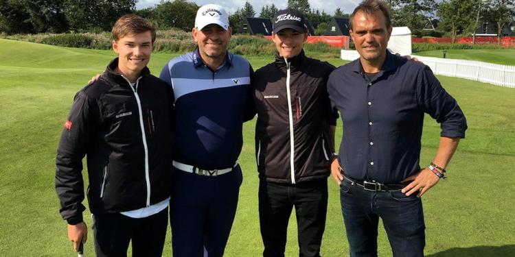 Thomas Bjørn og Flemming Astrup (th.) overraskede Rasmus og Nicolai Højgaard med en invitation til ugens European Tour-turnering i Himmerland. 