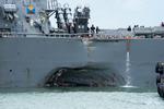 Destroyeren USS John S. McCain fik et ordentlig hul i skroget, da det mandag kolliderede med en olietanker i farvandet øst for Singapore. 