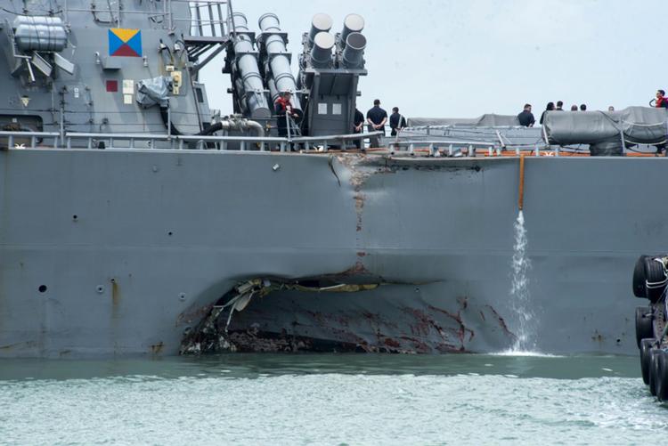 Destroyeren USS John S. McCain fik et ordentlig hul i skroget, da det mandag kolliderede med en olietanker i farvandet øst for Singapore. 