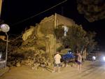Den italienske ø Ischia blev igår ramt af et voldsomt jordskælv, 39 er sårede, to døde og flere meldes savnede. Billedet er ikke det hus, de tre børn var fangede i. 