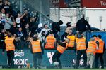 Kampen mellem Brøndby og FC København blev afbrudt i næsten 20 minutter, efter at FCK-fans startede ballade ved holdenes seneste dyst på banen.  