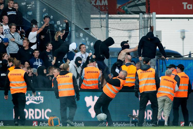 Kampen mellem Brøndby og FC København blev afbrudt i næsten 20 minutter, efter at FCK-fans startede ballade ved holdenes seneste dyst på banen.  