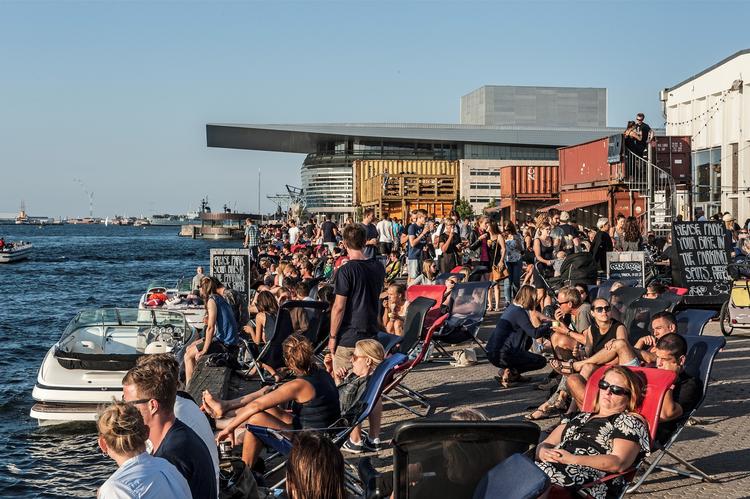 De to teams skal nu kvalificere deres specifikke bud på, hvordan Papirøens kommende vandkulturhus skal se ud. Hvis alt går efter planen, skal de nye bygninger på Papirøen stå færdige i 2021. 