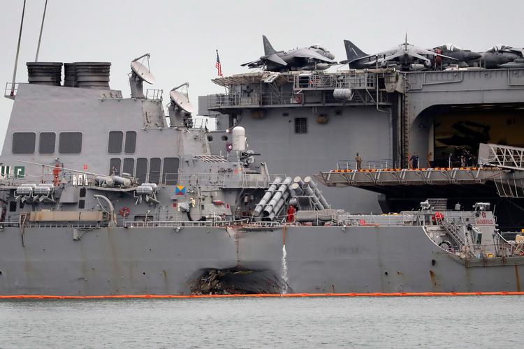 Destroyeren USS John S. McCain fik et ordentlig hul i skroget, d den kolliderede med et stort tankskib.  