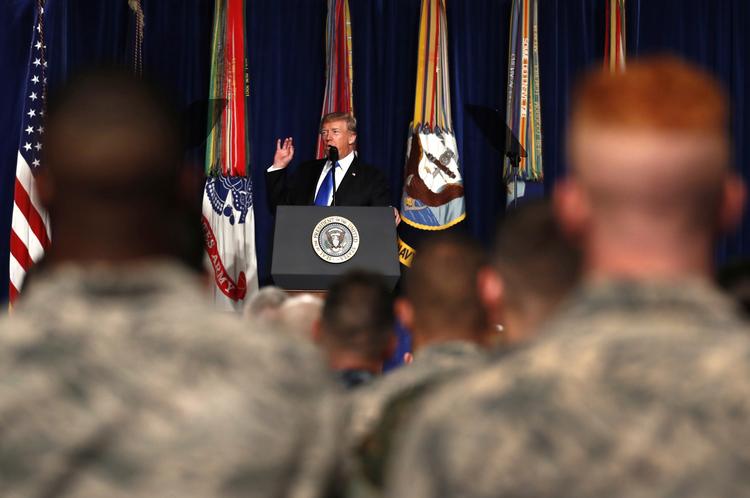 Trump valgte sent mandag at lancere sin nye politik i militære omgivelser – Fort Myer i Virginia – og i en direkte tv-transmitteret tale.
   