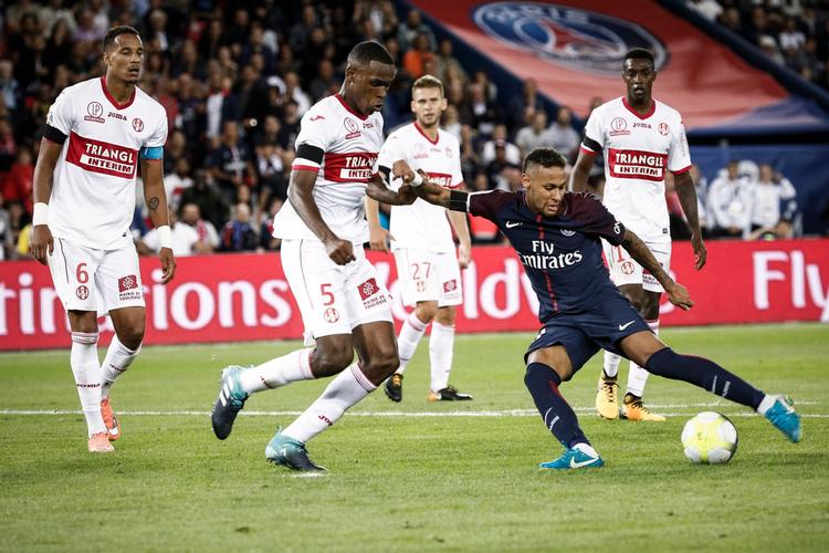 Brasilianske Neymar, de her tryller for sin nye klub PSG, har skabt stor bitterhed i FC Barcelona-ledelsen, der gerne ville have beholdt ham i klubben.
   