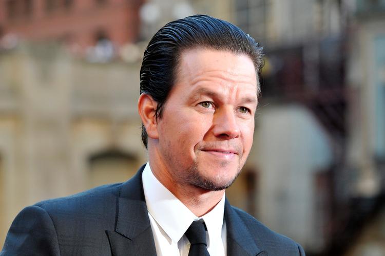 Det anslås, at Wahlberg har tjent knap 430 millioner kroner fra juni 2016 til juni 2017 på blandt andet film som 'Transformers: The Last Knight' og den kommende komedie 'Daddy's Home 2'. 