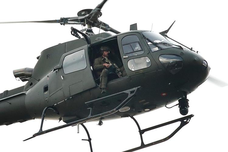 Søndag aften cirkulerede forsvarets helikopter over Nørrebro med en skudklar betjent i døråbningen. 