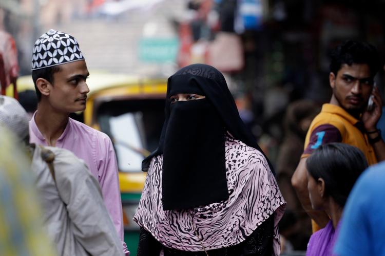 Muslimske kvinder i Indien har hidtil været underlagt deres mands nåde, når det kom til ægteskabet. Mændene behøvede bare sige ordet 'talaq' tre gange for at få skilsmisse. 