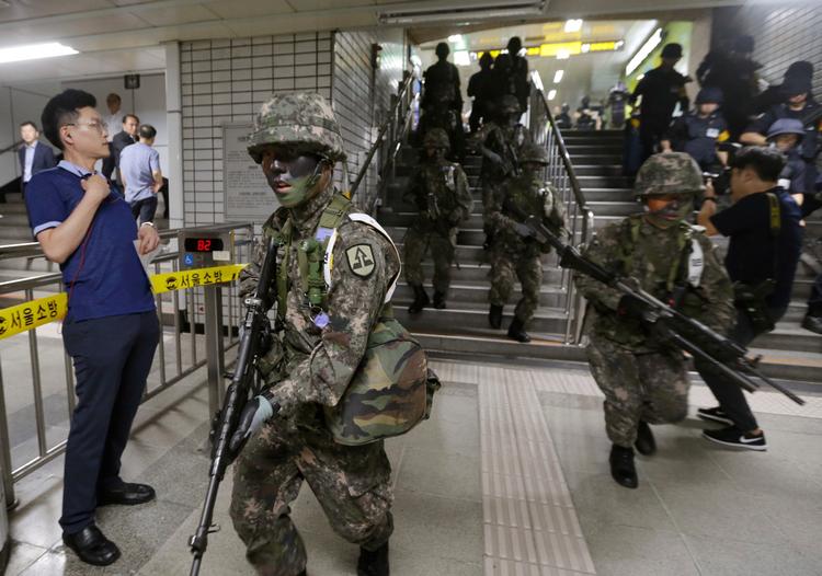 Sydkoreanske soldater fotograferet i går under en øvelse i en metrostation i Seoul.  