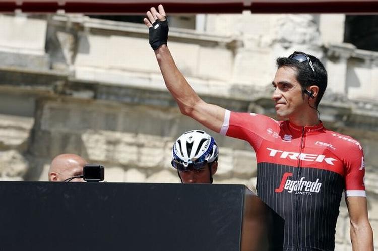 Contador prøver at holde humøret oppe og er populær overalt, hvor han kommer frem. Foto: Unipublic(Photogomez Sport. 