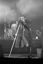 Her ses The KLF på scenen til Brit Awards i 1992. I dag er provokatør-duoen vendt tilbage til verden efter en 23 år lang tænkepause med udgivelsen af en trilogi, som forlaget bag beskriver som et »utopisk kostumedrama i en nær fremtid - skrevet i en nær fortid«. 
   