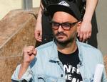 Den russiske teater- og filminstrutør Kirill Serebrennikov eskorteres fra retten i Moskva. Han skal tilbringe de næste knap to måneder i husarrest efter anklager om svindel med offentlige midler på 68 millioner rubler svarende til godt 7 millioner danske kroner. 