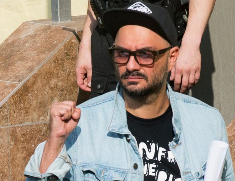 Den russiske teater- og filminstrutør Kirill Serebrennikov eskorteres fra retten i Moskva. Han skal tilbringe de næste knap to måneder i husarrest efter anklager om svindel med offentlige midler på 68 millioner rubler svarende til godt 7 millioner danske kroner. 