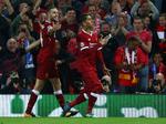 Liverpools Roberto Firmino (th.) fejrer en scoring på Anfield sammen med Jordan Henderson, da briterne onsdag aften besejrede tyske Hoffenheim 4-2.   