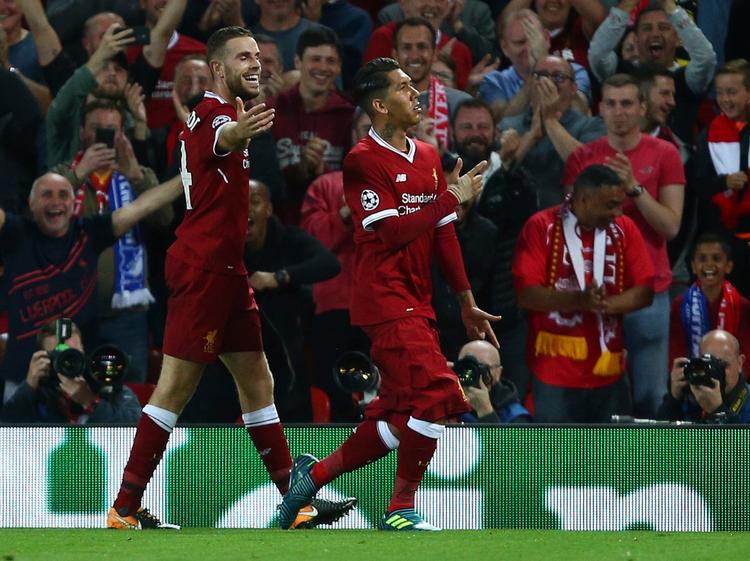 Liverpools Roberto Firmino (th.) fejrer en scoring på Anfield sammen med Jordan Henderson, da briterne onsdag aften besejrede tyske Hoffenheim 4-2.   