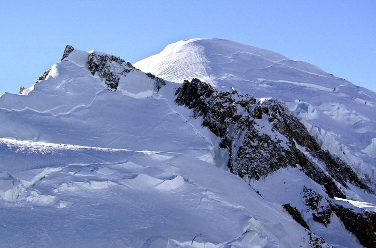 Det er ikke første gang, at der er fundet stivfrosne lig, som her på Mont Blanc. Tidligere i år blev liget af en tysk vandrer fundet, efter at en gletsjer havde rykket sig.  