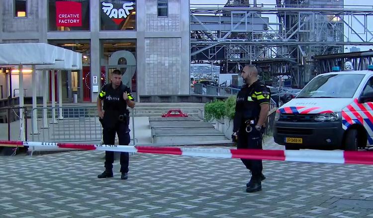 Politiet ved stedet, hvor koncerten skulle have fundet sted i Rotterdam.  