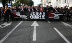 Det udløste store støttedemonstrationer, da terrorister trængte ind på Charlie Hedbos redaktion i 2015 og skød og dræbte 12 mennesker.  