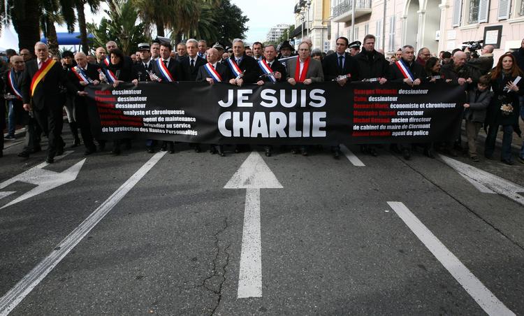Det udløste store støttedemonstrationer, da terrorister trængte ind på Charlie Hedbos redaktion i 2015 og skød og dræbte 12 mennesker.  