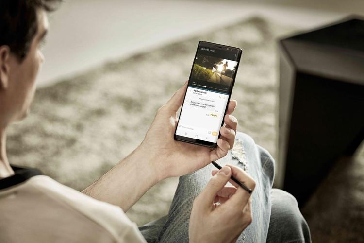 Samsungs nye Note 8-smartphone kan rumme en hel del af ens Facebook-feed eller yndlings-nyhedskilder, fordi den er længere end de fleste konkurrenters skærme. 